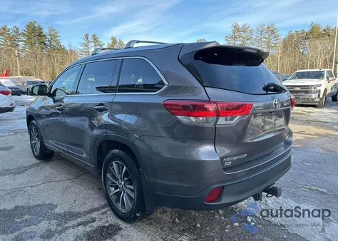 2018 Toyota Highlander Xle z USA, uszkodzony, nr VIN 5TDJZRFH3JS523071